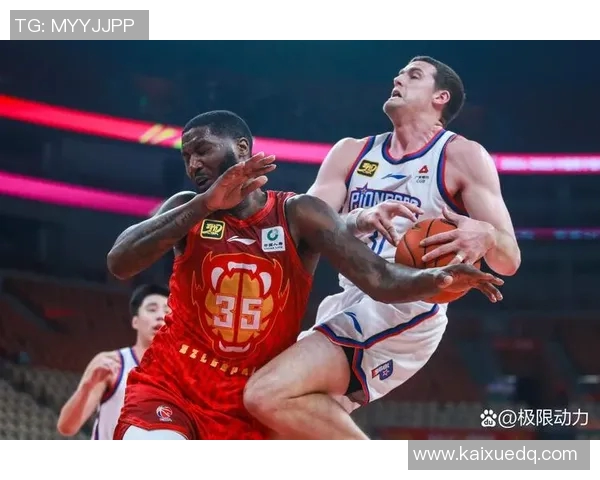 深圳篮球队进攻革新探索:战术创新与球员协作的完美结合 深圳篮球队进攻革新探索:战术创新与球员协作的完美结合