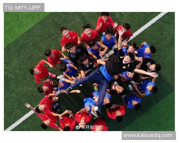 热情似火的足球明星们热血拼搏在绿茵场上展现风采